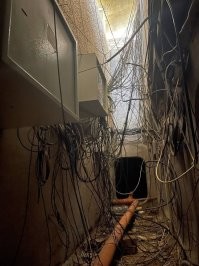 У моего сотрудника за соседним столом под креслом такое!:)
И в голову не приходит поднять и притянуть хотя бы к каналу, который сверху к розеткам идет! Проще колесами по проводам кататься!!:))