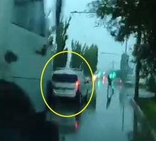 Дебилов понасажают на такие дуры! Хренас ты носишься как в жопу раненый? А куда, кстати, белый каблук девался - вроде должен был принять удар!