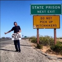 Напомнило.
На щитах: "Тюрьма штата" "Не подбирать автостопщиков".
У парня: "Не буду вас убивать"