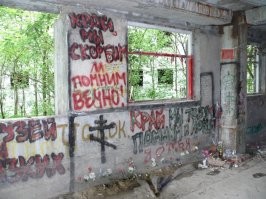 Ховринская заброшенная больница (правда уже снесенная)
Больница была выполнена в виде трёхлучевой звезды с разветвлениями на концах. Три крыла здания сходились посередине, боковые части образовывали три двора, занятых пристройками.
Огромное заброшенное здание притягивало к себе сталкеров, туристов-экстремалов, пейнтболистов и подростков. Здание охранялось до начала 1990-х годов, затем почти два десятилетия за ним не следили. Только в 2009 году «Ховринку» обнесли забором с колючей проволокой и ненадолго выставили охрану. Постоянная охрана появилась в 2011 году, но территория комплекса большая, поэтому объект был довольно доступен.

Больница неоднократно была местом преступлений. Кроме нападений с целью ограбления, в ХЗБ было совершено несколько убийств. В 1990 году на территории больницы была убита девушка, в 2015 году нашли связанного и повешенного мужчину. Известно по крайней мере об одном случае самоубийства: в 2005 году 16-летний подросток спрыгнул в шахту лифта с восьмого этажа из-за неразделённой любви.

Однако основной причиной обращения «посетителей» ХЗБ в медучреждения являлся травматизм по неосторожности: визитёры не замечали провалы в межэтажных перекрытиях, причинами травм становились провисшие лестничные марши, висящие плиты, осыпающиеся стены между помещениями и торчащая арматура. Только за первое полугодие 2011 года 12 подростков попали в больницы с разными травмами и ещё один погиб, упав в шахту лифта.

О больнице ходили ничем не подтверждённые городские легенды, распространявшиеся в интернете. Одна из самых популярных   о секте сатанистов «Нимостор» или «Немостор», которая якобы совершала в больнице ритуальные убийства, а потом была якобы заживо погребена в подвалах после битвы с милицией. В реальности ничего подобного не происходило, но из-за легенды название «Нимостор» начало ассоциироваться с больницей; в ней встречались граффити с этим словом.