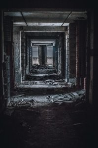 Ховринская заброшенная больница (правда уже снесенная)
Больница была выполнена в виде трёхлучевой звезды с разветвлениями на концах. Три крыла здания сходились посередине, боковые части образовывали три двора, занятых пристройками.
Огромное заброшенное здание притягивало к себе сталкеров, туристов-экстремалов, пейнтболистов и подростков. Здание охранялось до начала 1990-х годов, затем почти два десятилетия за ним не следили. Только в 2009 году «Ховринку» обнесли забором с колючей проволокой и ненадолго выставили охрану. Постоянная охрана появилась в 2011 году, но территория комплекса большая, поэтому объект был довольно доступен.

Больница неоднократно была местом преступлений. Кроме нападений с целью ограбления, в ХЗБ было совершено несколько убийств. В 1990 году на территории больницы была убита девушка, в 2015 году нашли связанного и повешенного мужчину. Известно по крайней мере об одном случае самоубийства: в 2005 году 16-летний подросток спрыгнул в шахту лифта с восьмого этажа из-за неразделённой любви.

Однако основной причиной обращения «посетителей» ХЗБ в медучреждения являлся травматизм по неосторожности: визитёры не замечали провалы в межэтажных перекрытиях, причинами травм становились провисшие лестничные марши, висящие плиты, осыпающиеся стены между помещениями и торчащая арматура. Только за первое полугодие 2011 года 12 подростков попали в больницы с разными травмами и ещё один погиб, упав в шахту лифта.

О больнице ходили ничем не подтверждённые городские легенды, распространявшиеся в интернете. Одна из самых популярных   о секте сатанистов «Нимостор» или «Немостор», которая якобы совершала в больнице ритуальные убийства, а потом была якобы заживо погребена в подвалах после битвы с милицией. В реальности ничего подобного не происходило, но из-за легенды название «Нимостор» начало ассоциироваться с больницей; в ней встречались граффити с этим словом.