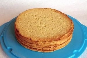 В детстве, когда мама пекла тортики, подгорелые края коржей (которые, естественно, обрезались), были самым желанным лакомством.
И это не потому что сладкого не было - было всё. Просто это реально вкусно.