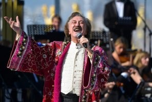 Адидааас, три полоски...