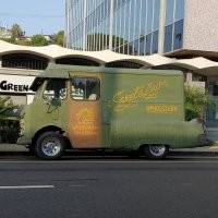 Немного этот автомобиль напоминает.