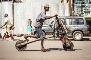 Самодельный мопед с рамой из дубовой коряги