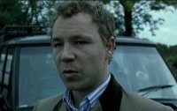 Позволю себе процитировать:
"Компрачикосы были вездесущи, никогда не сидели на месте. По прибытии в новое место их окружала враждебность, страх, презрение."
Получается что жили они не с цирковых представлений, вероятнее всего