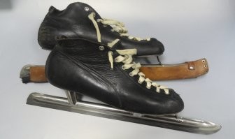 У меня были сначала как на первом фото. А потом - ножи. Я занималась конькобежным. После этого не могу стоять на обычных, а фигурные просто ненавижу - фигуристы приходили на тренировки после нас и портили нам лед.