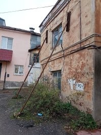 В некоторых случаях это временное крепление.Подпорка,которая позволяет удерживать стену,пока внутри идет укрепление.Металлическая сетка плюс бетон.