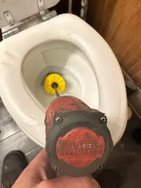 При чем здесь фонтан?Он просто унитаз моет.