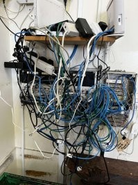 Как новый сисадмин говоришь, что 3 месяца контракт, а после продлеваем. Абсолютно рядовая ситуация. Красоту можно навести раз, ну два, а потом они находят новые задачи и ты на былые рельсы их накидываешь. Спустя 10 лет имеем аналогичную структуру.
Новичек говорит "фи, я-б сделал намного симпатичнее". Вот только незнание концовки и недостаток финансирования он не учитывает.
p.s.
Из серии, что предыдущий был так туп, что накупил роутеров по 8 портов, вместо одного на 48.
