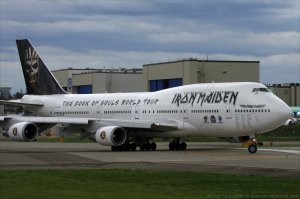 14 надписей на машинах, которые могут многое рассказать об автовладельцах