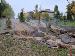 У Манохина на объекте трубы лопнули.