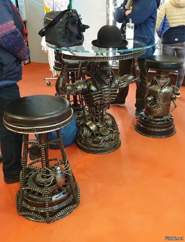 столик ксеноморф из металлоотходов в Праге (там целый музей из железок)