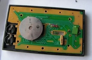 Была у меня такая, брал детям в Москве когда там в командировке был.
Вот такие у неё красивые внутренности, даже позолоты не пожалели, явно ВПК заводик производил сей аппарат.