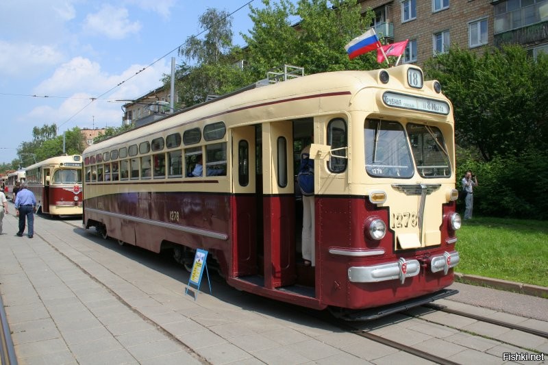 Москва, парад ретротехники, в частности трамваев. Красавец МТВ-82. Плавности хода этого вагона может позавидовать даже современный "Витязь"