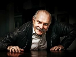 Заставлял Гузееву тридцать раз подряд слушать мохнатого шмеля во время съемок. Собственно тогда она и е..анулась