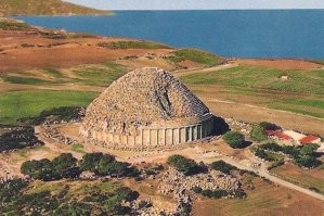 Рассказываю.
Найти что то в Александрии и её пригородах почти не возможно. Что могли уже нашли. В остальном дело такое... Обычно когда идут строительные работы и что то архиологическое находят (а вся Александрия это считай памятник) то нужно СВОРАЧИВАТЬ стройку и звать археологов... А это ПОТЕРЯННЫЕ деньги... Короче обычно не кого не зовут... быстренько все расчищают бульдозерами, что бы дальше продолжить стройку... Это первое...
Второе... так сказать в догонку...
Этот бюст не Вероятное изображение Клеопатры!!! А бюст Клеопатры Селены II - ДОЧЕРИ Клеопатра VII (настоящей о ком тут пишут) И действительно Согранилось её погребение, вернее Царская гробница в Типасе


Изучайте историю... Это очень интересно...
Кстати наследника так сказать Клеопатры  Приказал убить КАЛИГУЛА (позавидоав его пурпурной тоге....)