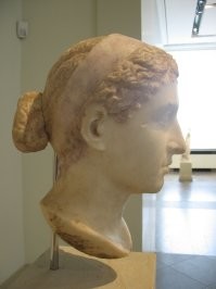 Рассказываю.
Найти что то в Александрии и её пригородах почти не возможно. Что могли уже нашли. В остальном дело такое... Обычно когда идут строительные работы и что то архиологическое находят (а вся Александрия это считай памятник) то нужно СВОРАЧИВАТЬ стройку и звать археологов... А это ПОТЕРЯННЫЕ деньги... Короче обычно не кого не зовут... быстренько все расчищают бульдозерами, что бы дальше продолжить стройку... Это первое...
Второе... так сказать в догонку...
Этот бюст не Вероятное изображение Клеопатры!!! А бюст Клеопатры Селены II - ДОЧЕРИ Клеопатра VII (настоящей о ком тут пишут) И действительно Согранилось её погребение, вернее Царская гробница в Типасе


Изучайте историю... Это очень интересно...
Кстати наследника так сказать Клеопатры  Приказал убить КАЛИГУЛА (позавидоав его пурпурной тоге....)