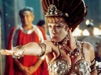 Тинто Брасс, Джанкарло Луи и Боб Гуччионе вообще -то изначально снимали не порнуху, а исторический фильм "Калигула", почему на него подписались Малькольм Макдауэлл, Хелен Миррен и др., и если внимательно посмотреть весь фильм, то никто в нем гениталиями не светит и вообще в нем есть сюжет, актерская игра. Но потом режиссеры под давлением инвесторов решили ни с кем из актеров не согласовывая, его разбавить порнухой. Когда прошла премьера главные герои потеряли дар речи и до сих пор Малькольм Макдауэлл отказывается говорить об этой роли, хотя он отлично ее сыграл, но клеймо "Калигулы" ему испортило карьеру.