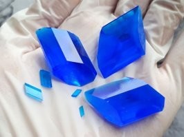 Похоже на медный купорос. Я подобные кристаллы выращивал в наборе "Юный химик".