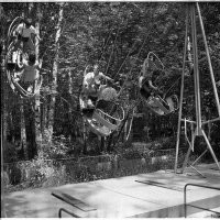 И ведь никаких страховок в этих лодках не было...
А раскачать их можно было ну очень сильно...