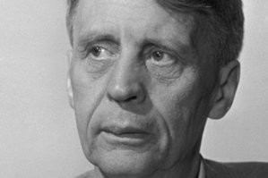 В кинематографе режиссера Ивана Пырьева не зря прозвали Иваном Грозным. Директор «Мосфильма», известный своим деспотизмом, действительно был царем Госкино: от его слова зависело буквально все. Одним он давал путевку в жизнь, а другим ломал судьбу. 
  
  Официально Пырьев был женат трижды, но при этом имел несколько любовниц. Особую страсть он питал к молодым начинающим актрисам. Еще при жизни режиссера ходили слухи, что за роль в картине Пырьева девушкам приходилось благодарить его в постели. Но были и те, кто посмел отказаться. Их имена попадали в черный список Пырьева, а карьера была безвозвратно разрушена.