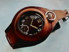 с наручными часами немного неправильно, изначально шили из кожи ремешки, в которые вставляли карманные часы и носили на руке, это было очень популярно у офицеров в первую мировую войну, кстати у Сухова в фильме именно такие часы, а уже только потом стали делать специальные наручные часы предназначенные только для ношения на руке. 
вот фотка карманных часов в таком ремешке