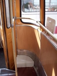 В ЛиАЗе-677 ("скотовозе", "луноходе", "сотке") была еще парочка козырных мест, кроме того что на картинке.
а) во время давки в час-пик - в закуточке слева от задней двери. Там никто не мешал, особенно, если еще стоял поручень, отделяющий его от остального салона (от вертикального до заднего борта). Правда стоять приходилось на кожухе привода дверей;
б) зимой в морозы - место слева у окна на переднем сиденье за водителем - там был выход печки салона :). Но это только при пустом автобусе, ибо когда толпа - выбраться оттуда было малореально.