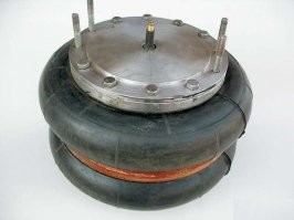 Это если водитель молодой. Опытный тут же сдувал пневмоподухи и у прыгунов на задней площадке позвоночник в трусы ссыпАлся: на рессорах особо не попрыгаешь.