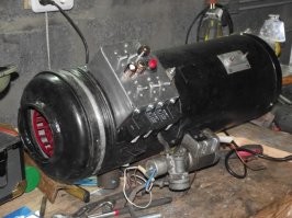 Так из Икарусов печки тырили чуть быстрее, чем сразу.
Там стояли шикарные соляро-воздушные печки. Практически Webasto (а можети они).
В гараже - вещь незаменимая, а при наличии умения обращаться с паяльником и разбираться в электронных схемах - полностью автоматический автономный отопитель. Только соляру подливай!