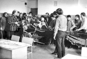 Тут 2/3 постановочные.
На 20 фото ученики с одной стороны авто, а преподаватель с указкой с другой. Что он им так показать может?