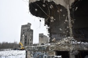 В Ярославле начался снос элеваторов на улице Колышкина. Первая «башня» рухнула примерно в 12:30. Однако после этого по каким-то причинам снос приостановили.