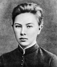 У Н К Крупская была достаточно красивой, красоту у неё отняло страшное аутоиммунное заболевание базедова болезнь