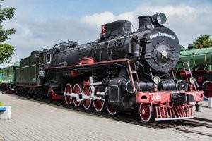 На территории России, на случай ядерного апокалипсиса дислоцируются базы такого устаревшего транспорта, как паровозы. Последствия нанесения ядерного удара катастрофичны, территория, подвергшаяся атаке будет лишена любого намёка на бывшую цивилизацию, электромагнитный импульс “сожжет” почти всю сложную аппаратуру. Паровозы, работающие на естественном топливе (уголь, дрова) станут доступным видом транспорта междугороднего сообщения. Добро пожаловать в прошлое.