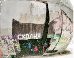 Не местные. В 2014 ездюки на джиперах пропилили дыру, чтобы устроить внутри фотосессию. Потом дырку кто-то ещё распилил, пошли трещины. Ну а дальше дело времени и погоды.