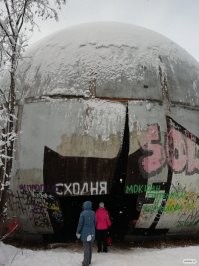 Не местные. В 2014 ездюки на джиперах пропилили дыру, чтобы устроить внутри фотосессию. Потом дырку кто-то ещё распилил, пошли трещины. Ну а дальше дело времени и погоды.