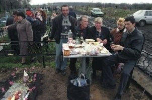 это пасха вон кулечей принесли на могилку.