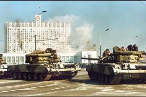 Выстрелы, обозначившие конец эпохи были в другом октябре... Только не холостые.