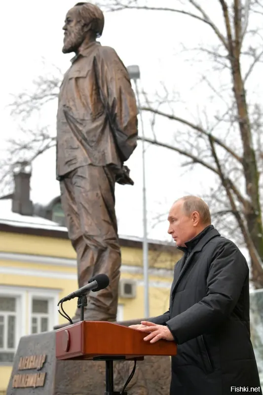 "Либералу нравится читать сумасшедшего Солженицина, который придумал свои сборники сказок чернухи вроде зеленого слоника, хотя последний в школе н изучают. 

Такая информация очень выгодна западным странам и их идеологии капитализма, что даже таким людям могут и Нобелевскую дать, а потом и тут памятники ставить..."