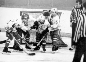 Что-то сомнительно, что фото 1990 года - шлемы Cooper, Jofa, CCM, краги CCM, клюшка Titan, у детей лезвия коньков на "стаканах", фото из второй половины 90-х или начала нулевых, а то и позже, но это точно не эпоха СССР.