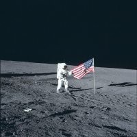 Китайский лунный грунт и американский. Если кто будет говорить про освещённость или цветопередачу плёнки, то посмотрите на американский флаг - там с цветопередачей всё ОК, а грунт - чёрно-белый.