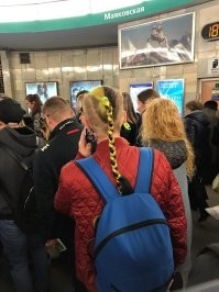 Ёпта, вот мне всегда было интересно, что у них в голове, чтобы делать такую "причёску" ? Укуриться? Набухаться? Я не курю, но если дам жару с алкоголем (вискарём в основном) - то мне потом нужно на диван (Полковник действующий, диванные войска). Когда видим на улице такое существо, я своей школоте говорю, что пока они спали, их папа/мама так покрасили/подстригли, потому что поведение плохое, уроки не сделаны и т.п. Даже розовую и зеленую гуашь показательно купил. Пока работает, чувствую не на долго, но я в своих не сомневаюсь.