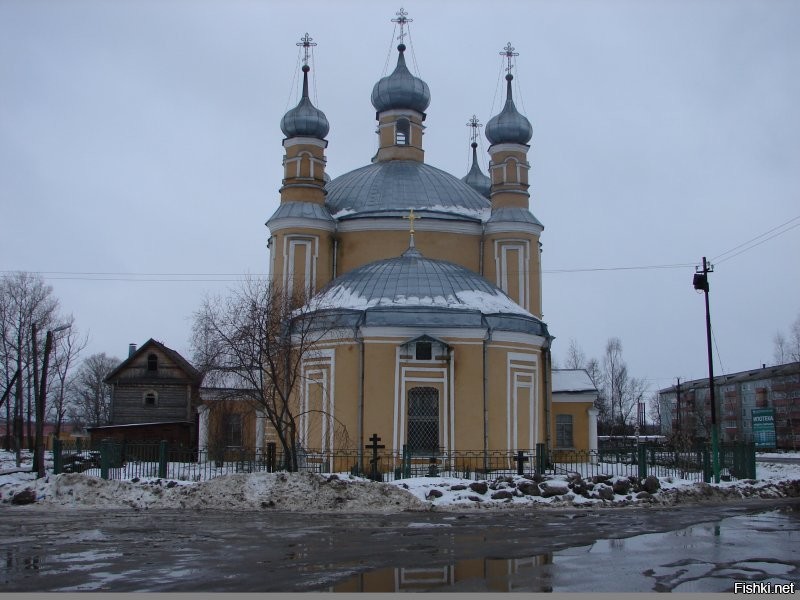 Соответственно церковь и завод на въезде со стороны Твери(Московская сторона).