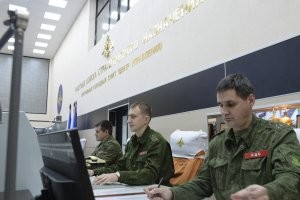 Сразу  вопрос.
"Операторы головы повернули, вскочили со своих мест, все смотрят на меня. ...распорядился всем прекратить панику и занять свои посты." - т.е. можно понять, что был что вроде "Командира дежурных сил". И по званию подходит - подполковник.

"Петрова вообще не должно было быть на работе. Он просто вышел подменить дежурного коллегу." - просто так выйти и подменить КДСа на боевом дежурстве не получиться. Нужен приказ, ответственность как никак.