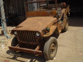 Обшарпанный, тёмно-зелёный со следами коррозии, он выглядел куда более брутально и грозно. Отреставрировали бы внутрянку, заменили что надо, но раскрасили бы под старину, матовой краской, оставив зелёную тему и дорисовав искусственную ржавчину. А так, отполированный, блестящий лаком, он похож на тысячи других ретро автомобилей, которые реставрируют умельцы. Да, некоторым машинам идёт такой лоск и глазурь.. но данный внедорожник, вездеход, лично мне кажется - заслуживает других, более мрачных и суровых оттенков.
Что-то в стиле машин апокалипсиса, как в к\ф Безумный Макс. 
Ну, это моё субъективное, мне просто кажется, что такие машины не должны выглядеть гламуренько, как будто ты на них по городу ездишь кофе попить и пошопиться.
*Но, кто восстанавливает, то и решает как. Так что молодцы в любом случае.