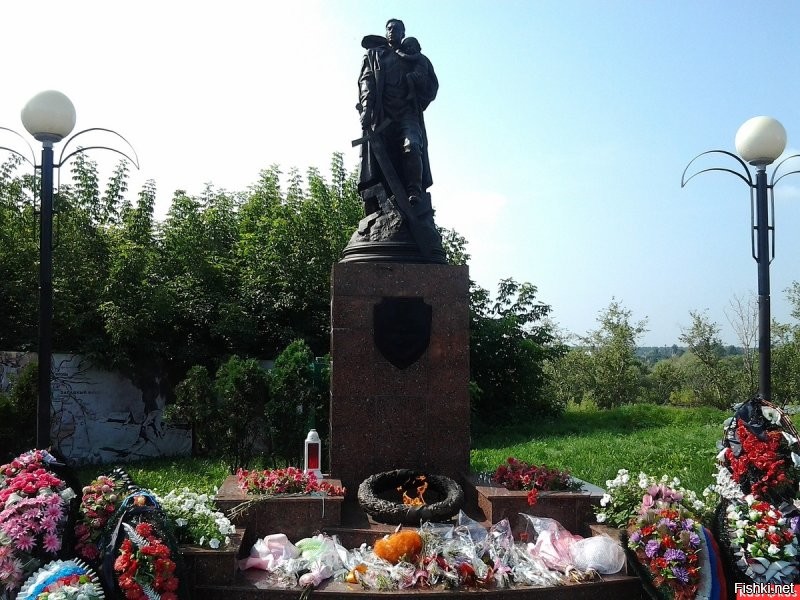 В эскизе памятника солдат держал в свободной руке автомат, но по предложению И. В. Сталина Е. В. Вучетич заменил автомат на меч.
Простой солдатский меч???-Евгений Вучетич сделал точную копию меча псковского князя Всеволода.
Меч воина в городе Верея со временем отвалился...