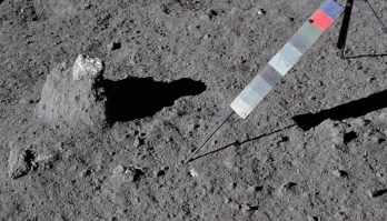 1) грунт может иметь разный цвет в разных регионах
2) цветопередачу не по флагу проверять надо, а по цветовой мишени, которую у китайцев к слову, не показывают.