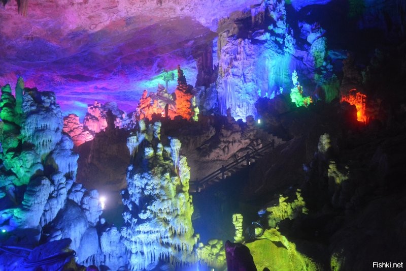 Китай, возле города Тонглу, спелеологическое чудо - Yaolin Wonderland. В дни отдыха там аншлаг, не протолкнуться !