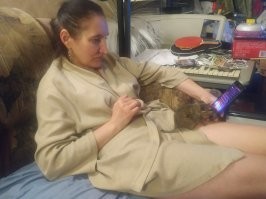 Белки жрут вообще всё. Но чесать их под подбородком можно и нужно, они прутся. Однако, за жрачку или соперника будут биться насмерть.

Укус белки, правда, чилийской. Я дал ей орешек. Она решила, что орешек уже её, а я забираю. А вторая, с детства у меня живущая, за жрачку не переживает, и берет еду аккуратно. На фото монстр, хочет зайти на фишки.