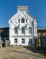 Дом Ф.М.Варыпаева, Нижегородская область, г. Павлово, ул. Горького, 28.



Варыпаев Фёдор Михайлович, с. Павлово 1818 г. - с. Павлово 1900 г.
Владелец предприятия по изготовлению ножей, ножниц с 1848г, производство хирургического инструмента с 1858 года. 
Обладатель свыше 30 наград на выставках в Санкт-Петербурге (1861г.), Москве (1872г., 1882г.), Париже (1867г.), Вене (1873г.). В 1884 г. награждён шейной золотой медалью на Аннинской ленте. Имел звание поставщика двора его императорского величества.



Усадьба Храповицкого в Муромцеве.



Владимир Семёнович Храповицкий (23 июня [5 июля] 1858, Санкт-Петербург   30 июля 1922, Висбаден) - крупный русский лесопромышленник, камергер, последний предводитель дворянства Владимирской губернии, полковник Лейб-гвардии Гусарского Его Величества полка. Владелец имения Муромцево, в котором выстроил усадьбу в готическом стиле, стилизованную под замок.

Редкая для средней полосы России по архитектурному решению дворянская усадьба, выстроенная по заказу полковника лейб-гвардии Владимира Храповицкого в конце XIX века архитектором Петром Бойцовым. Расположена в посёлке Муромцево Судогодского района Владимирской области, примерно в 3 км от города Судогды, 40 км от Владимира и 200 км от Москвы.

Дворцово-парковый ансамбль, занимающий территорию свыше 40 га, сочетал в себе принципы регулярной и пейзажной планировки в архитектурно-ландшафтном строительстве, а также имевший широкий набор построек, выполненных в едином стиле и предназначенных не только для жилья и отдыха, но и для большой садово-парковой, ремесленно-промышленной и лесохозяйственной деятельности. Всего комплекс насчитывает 72 постройки.